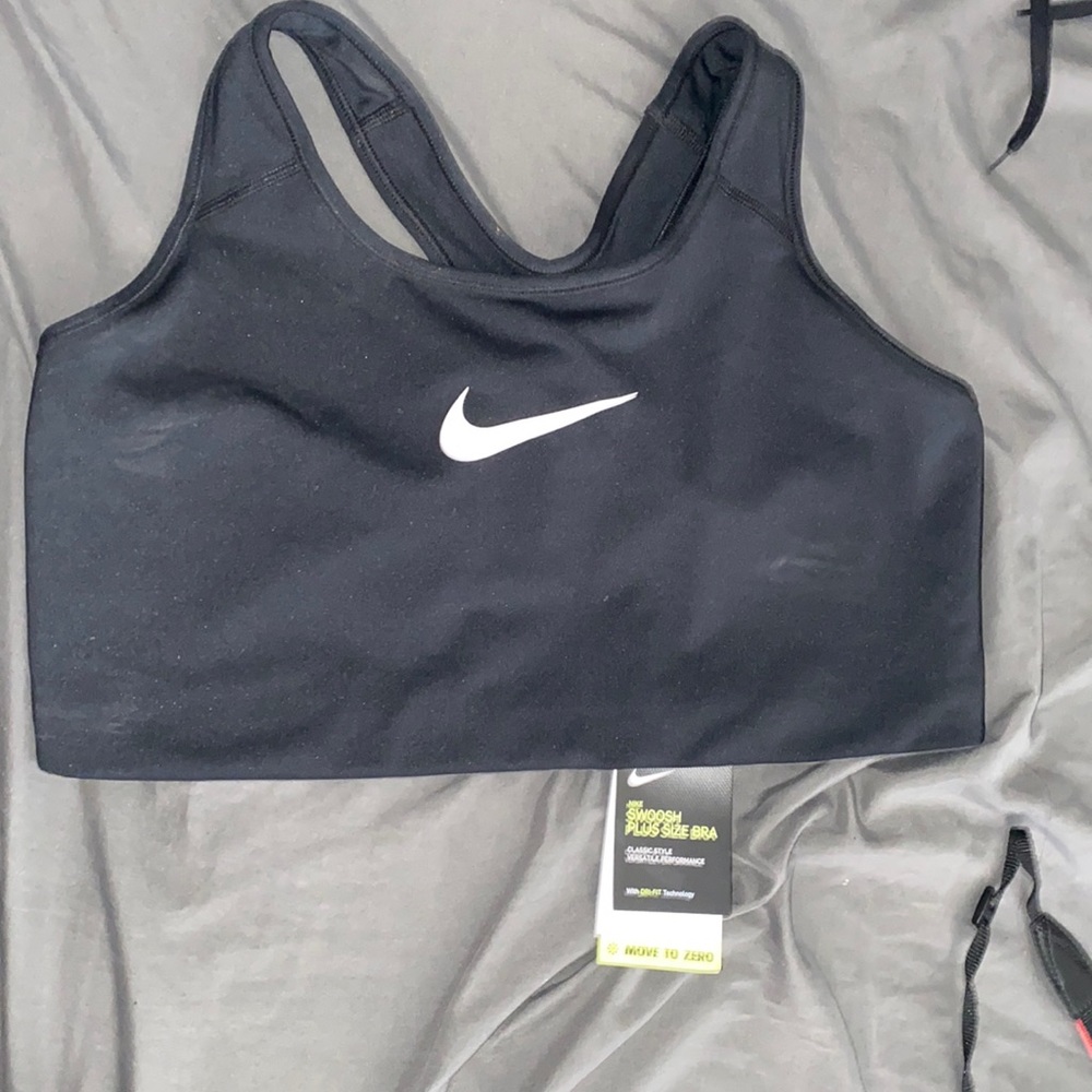 BLACK NIKE SPORTS BRA 1X FITS LIKE L\XL never worn